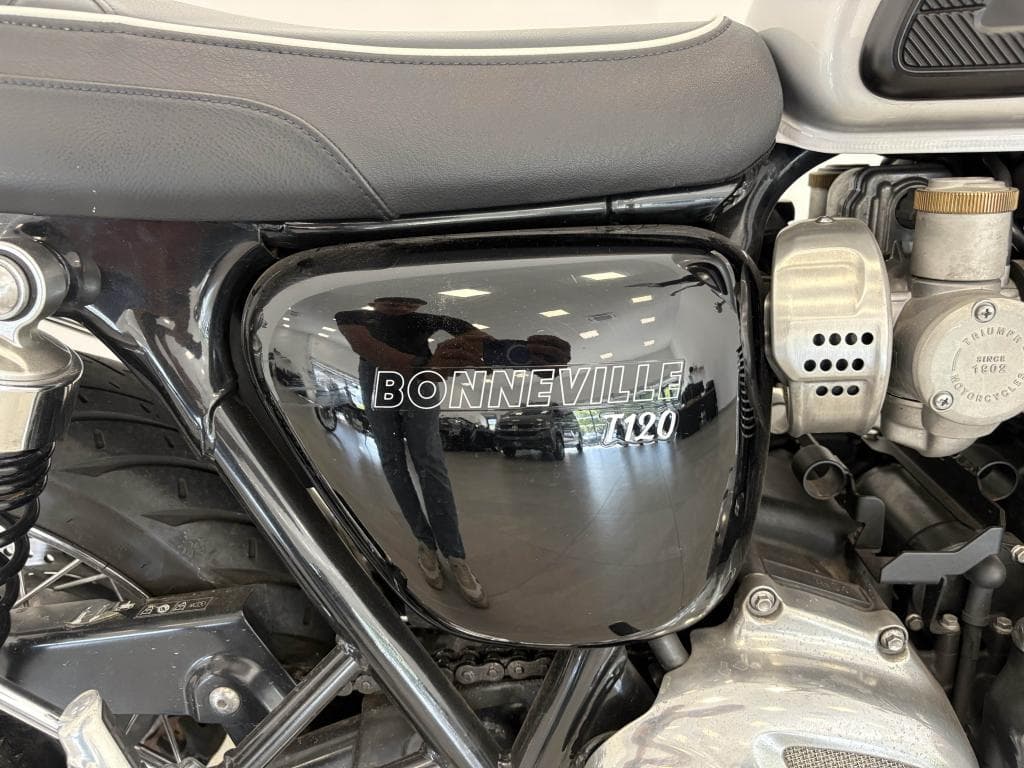 TRIUMPH BONNEVILLE – photo 9 sur 20