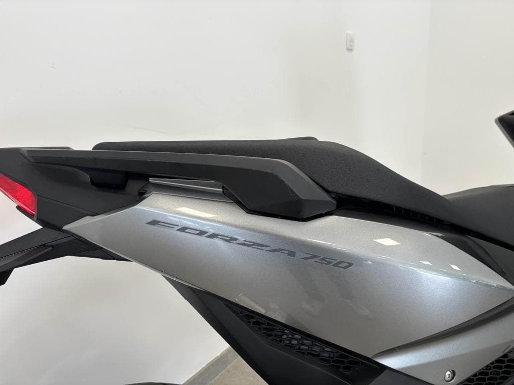 HONDA FORZA 750 – photo 7 sur 16